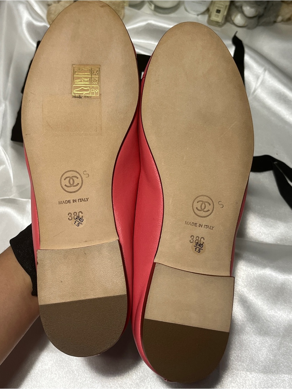 CHANEL Coral Pink Leather Ballet Flats with CC Medallion - Picture 6 of 11